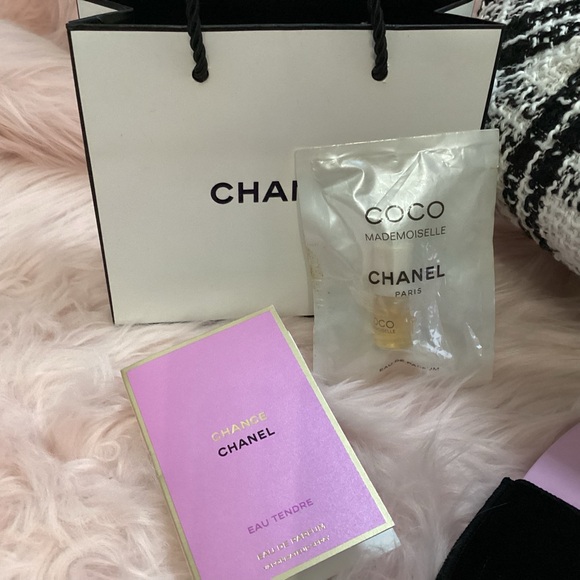 Chanel bundle with fashion hat, double sided mirror, shopping bag & 3 parfumes - Picture 7 of 10